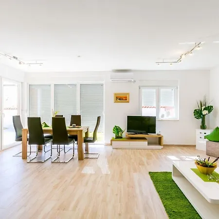 Ferienhaus In Mit Privatem Pool メドゥリン